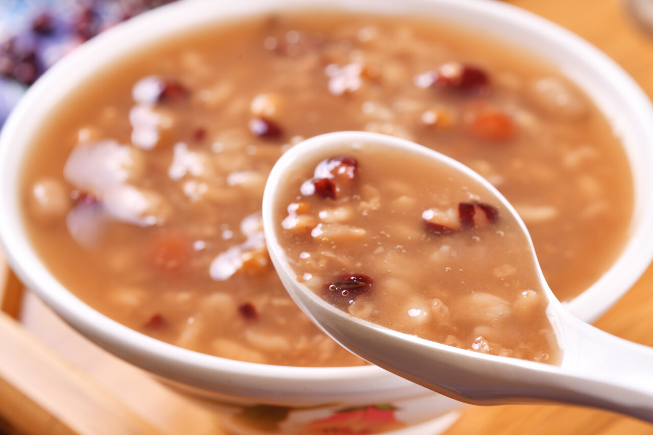 白色木桌上的八宝粥腊八