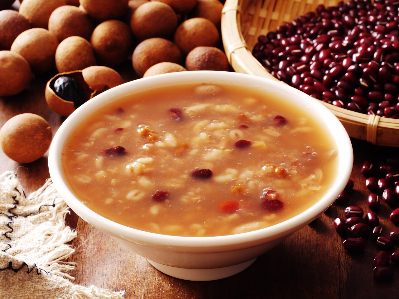 白色木桌上的八宝粥