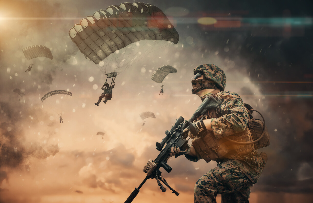 在被摧毁的上空的之间有降落伞的军队