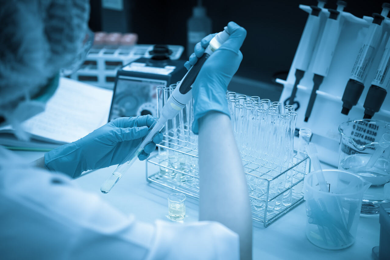 科学家在实验前把化学品和震动机混合在一起