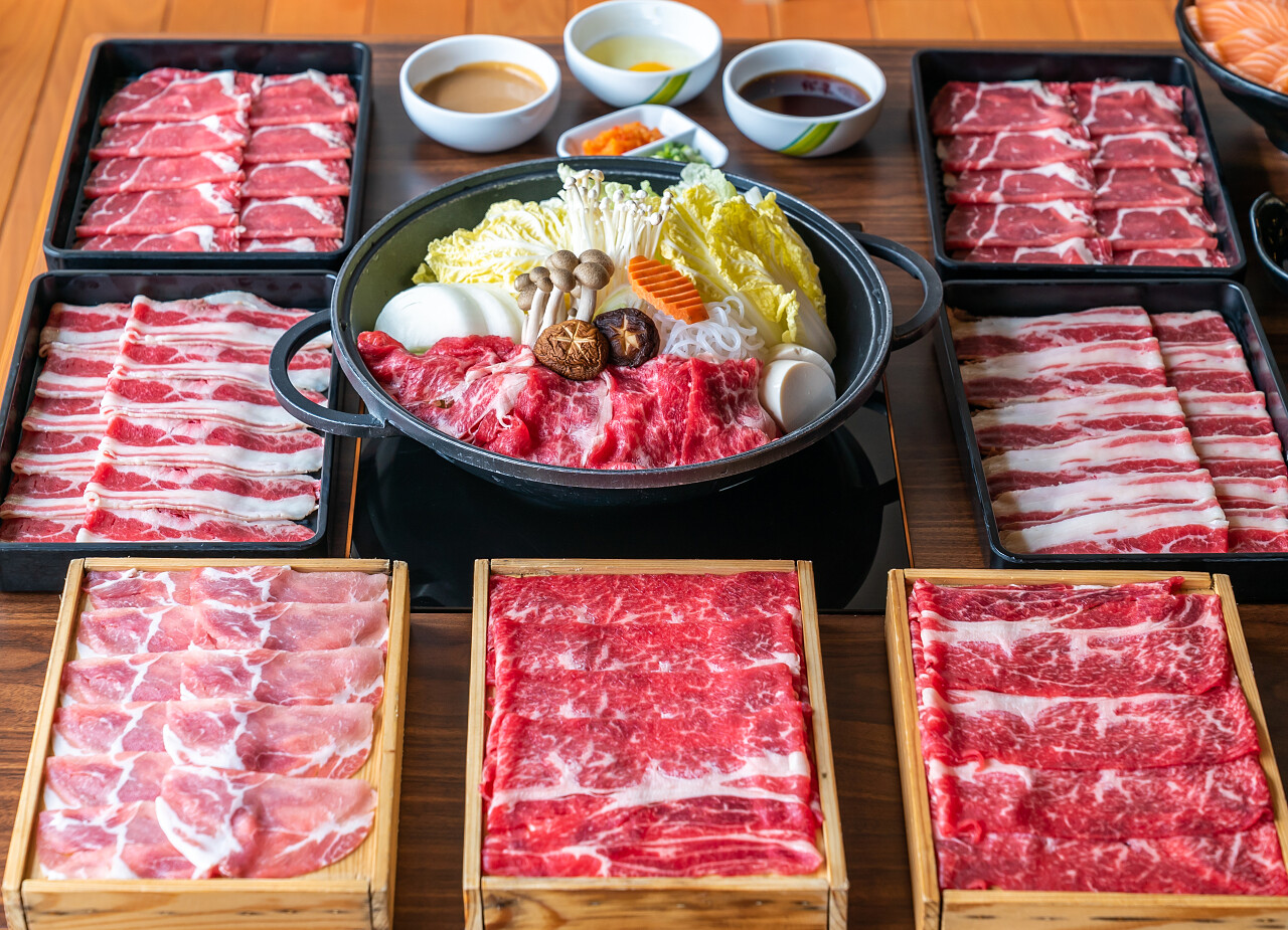 日本的牛扒牛肉和黑面包猪肉