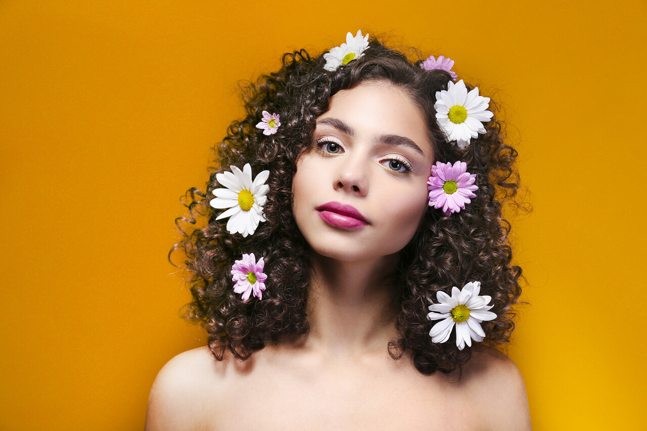 有着长长的弹性卷发和专业化妆风格的快乐美丽女人的画像美女三七女生节37女生节三八妇女节38妇女节