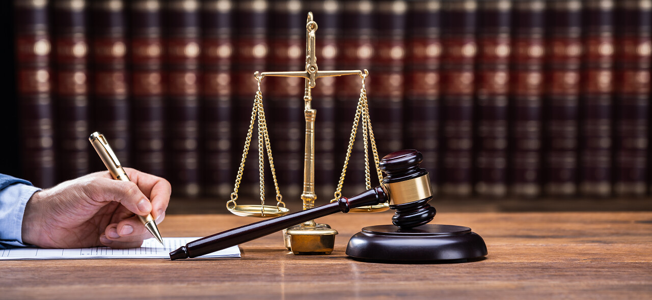 法官在桌子上写法律文件