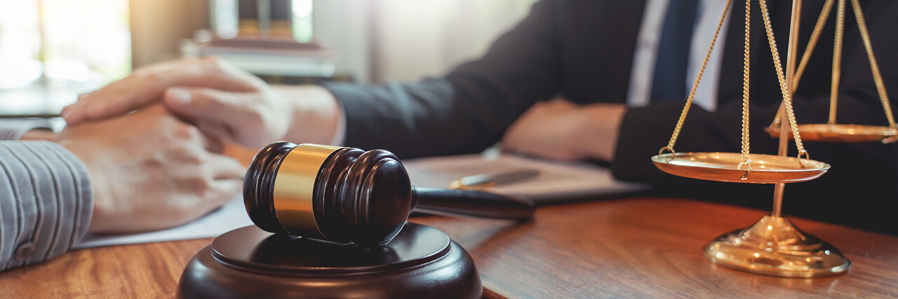 律师与客户一起讨论法庭法律立法