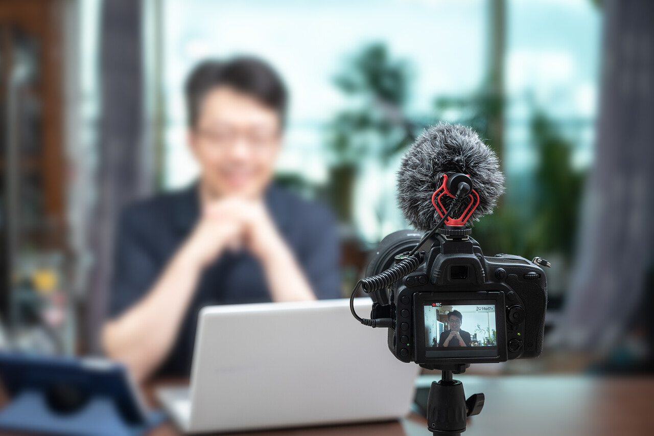 中年男子在家里做网上讲座