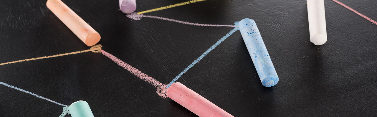 彩色粉笔带连通和通信概念