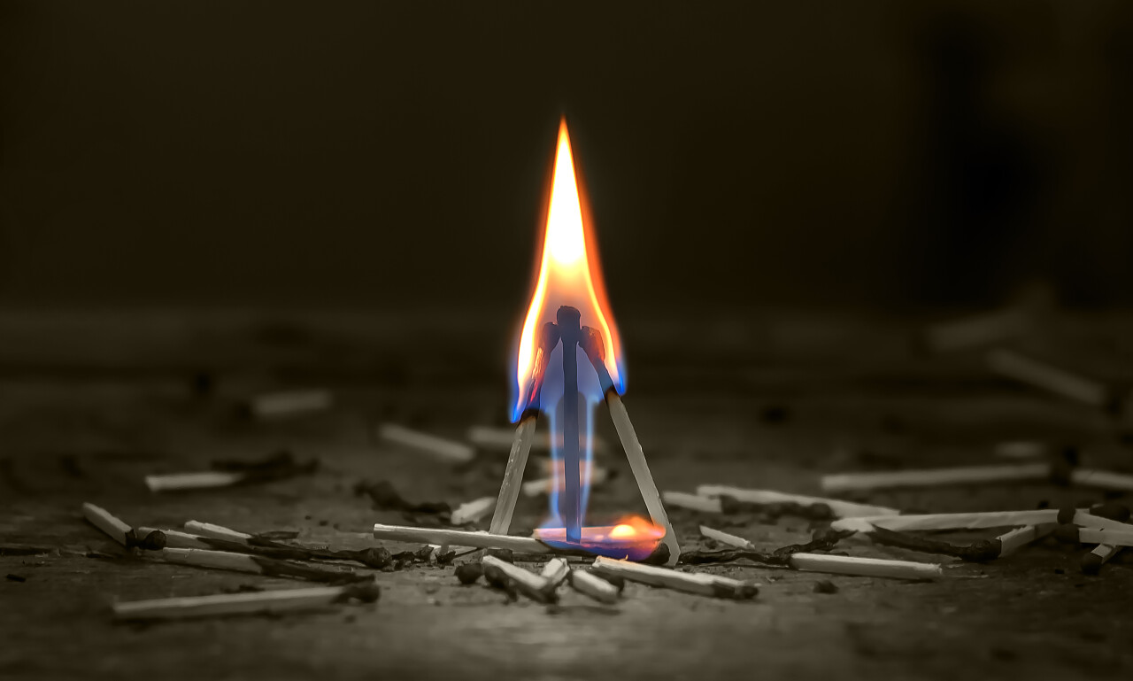 在黑暗中点燃三根燃烧的火柴