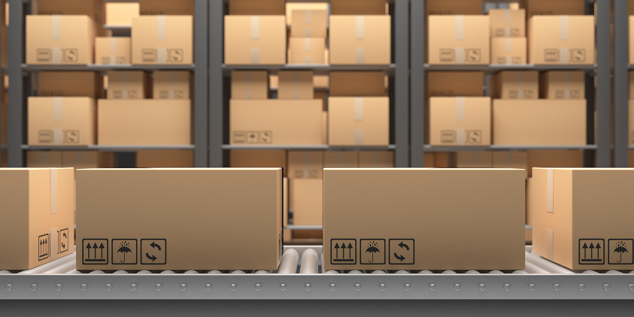 带纸板箱的输送带仓库货架背景物流平台物流货物分拣物流仓库物流园区