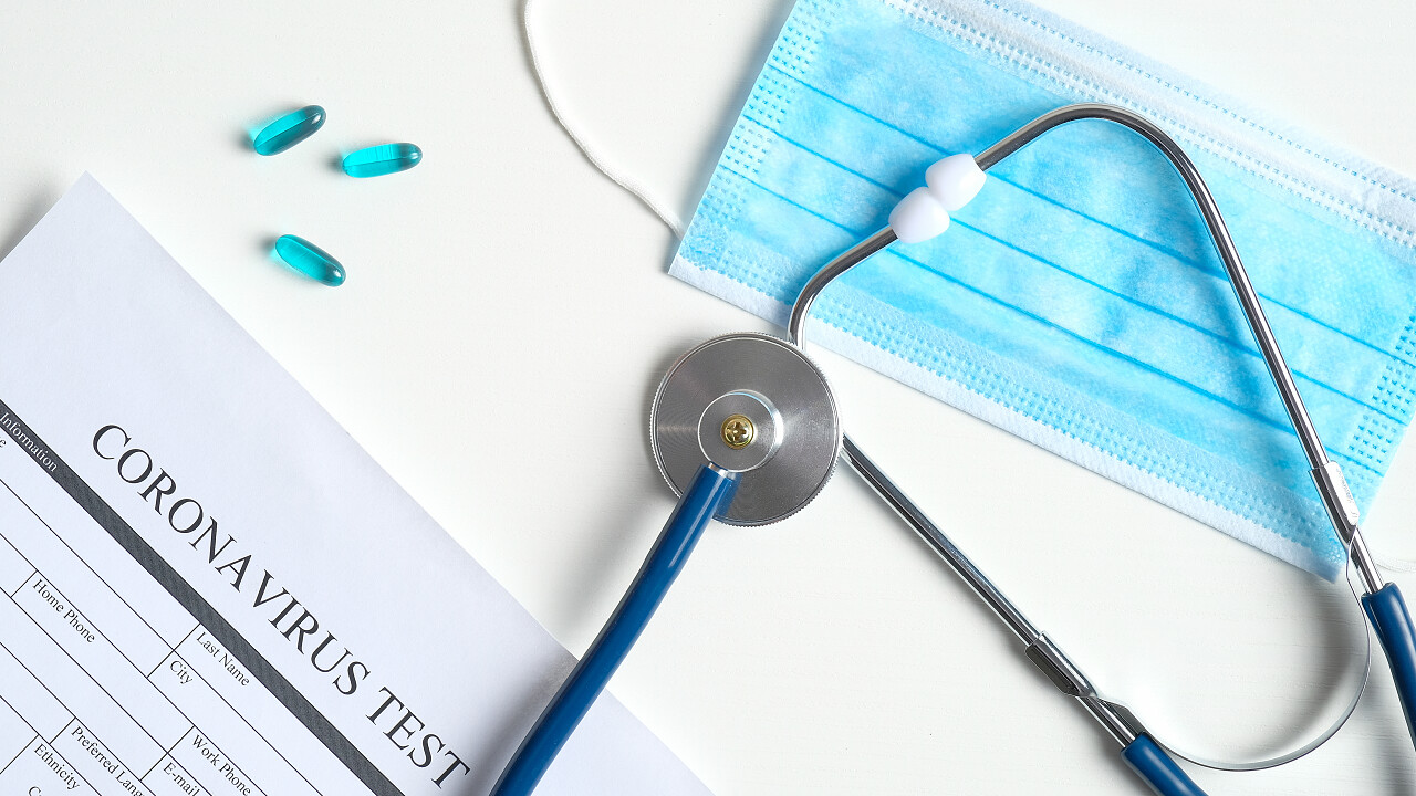 实验室桌上听诊器和呼吸面罩