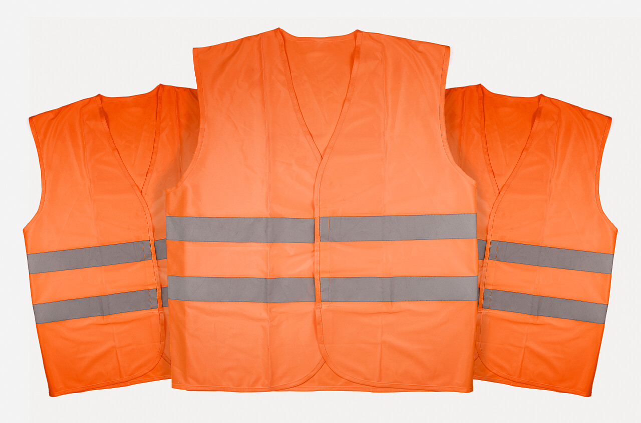 三件橙色背心在白色背景