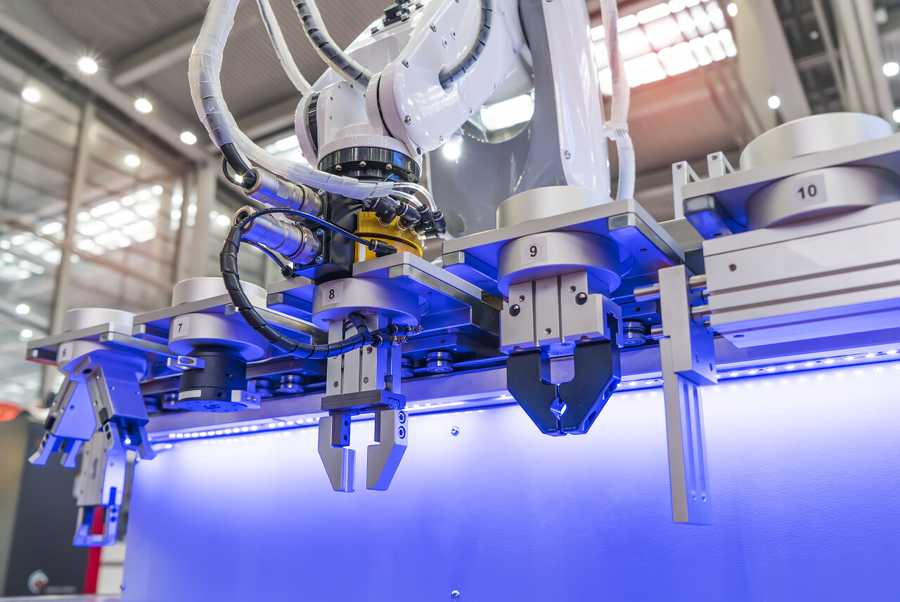 机器人手臂在人工智能工厂工作