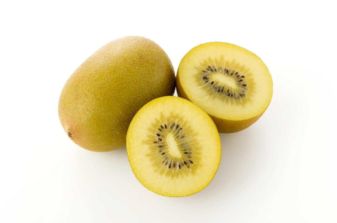 白色背景的金猕猴桃