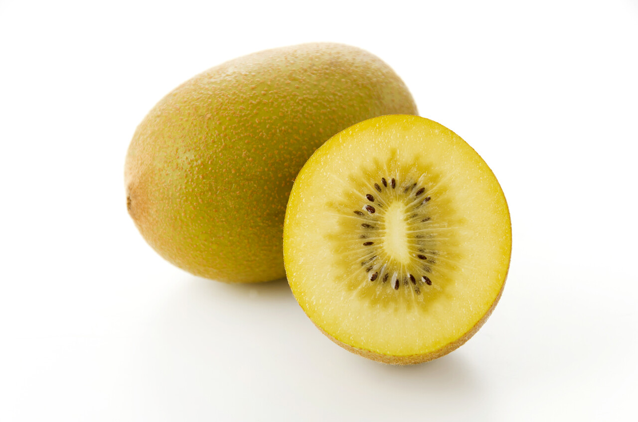 白色背景的金猕猴桃