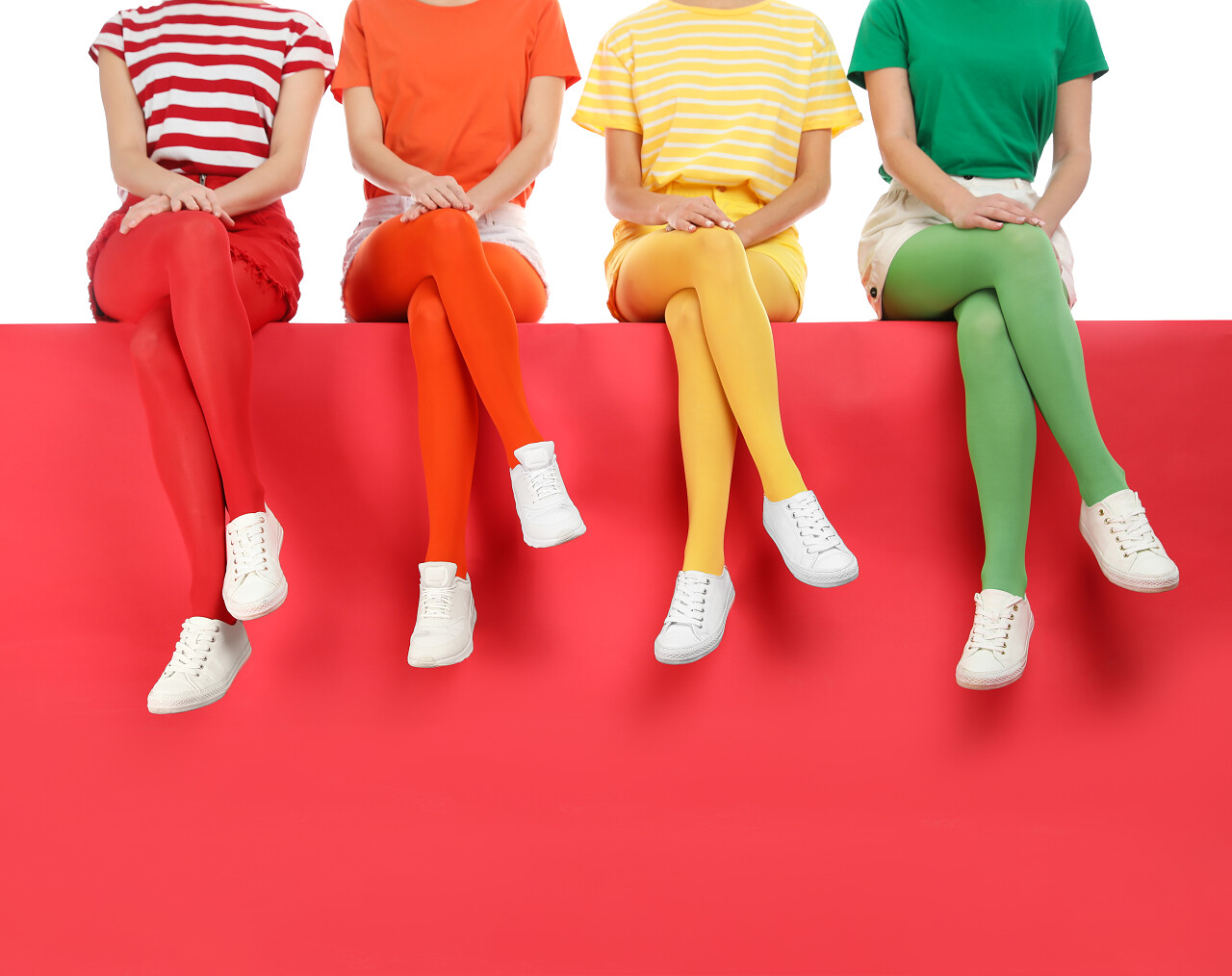 穿着亮丽紧身衣的女人坐在一起