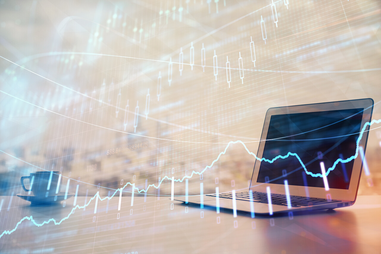 桌子上的计算机金融市场全息图