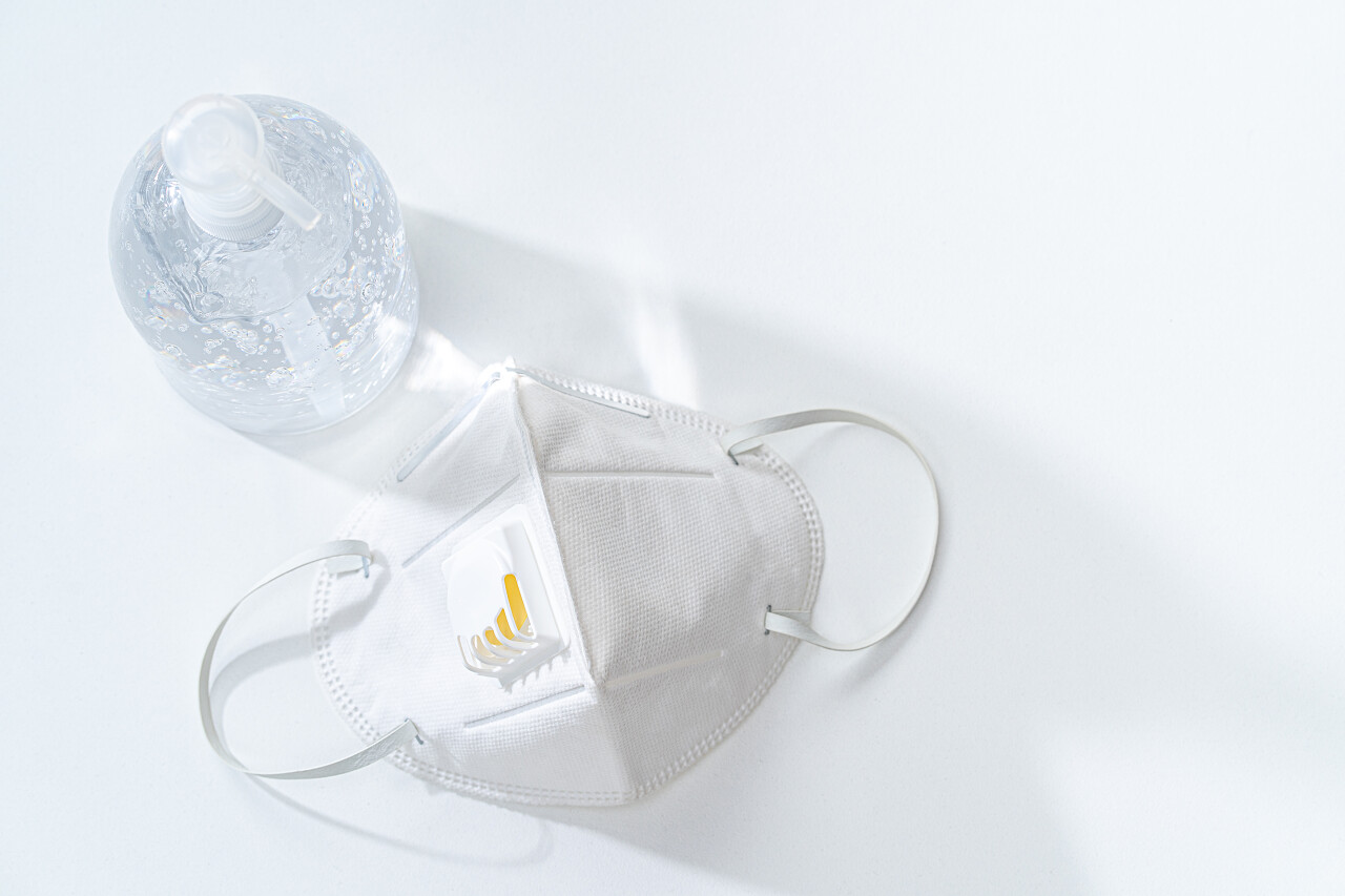 白桌子上的防腐手胶和N95口罩健康概念