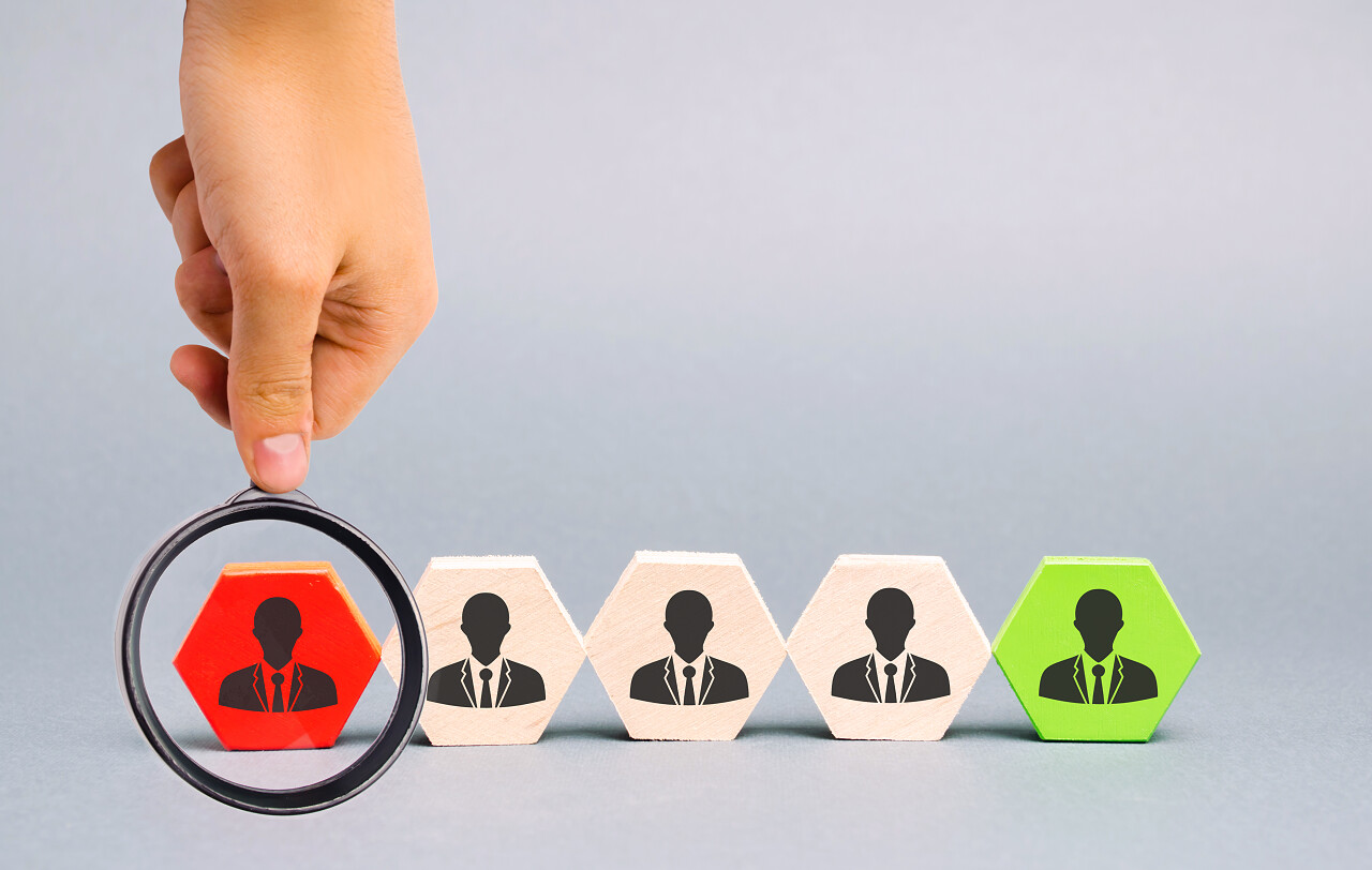 木块上有工人的形象公司人事管理的概念