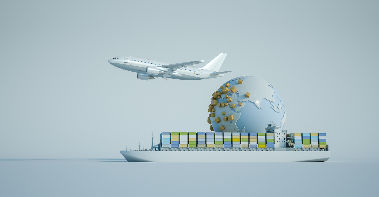 一架飞行的飞机和一艘集装箱船环绕的地球国际物流配送空运