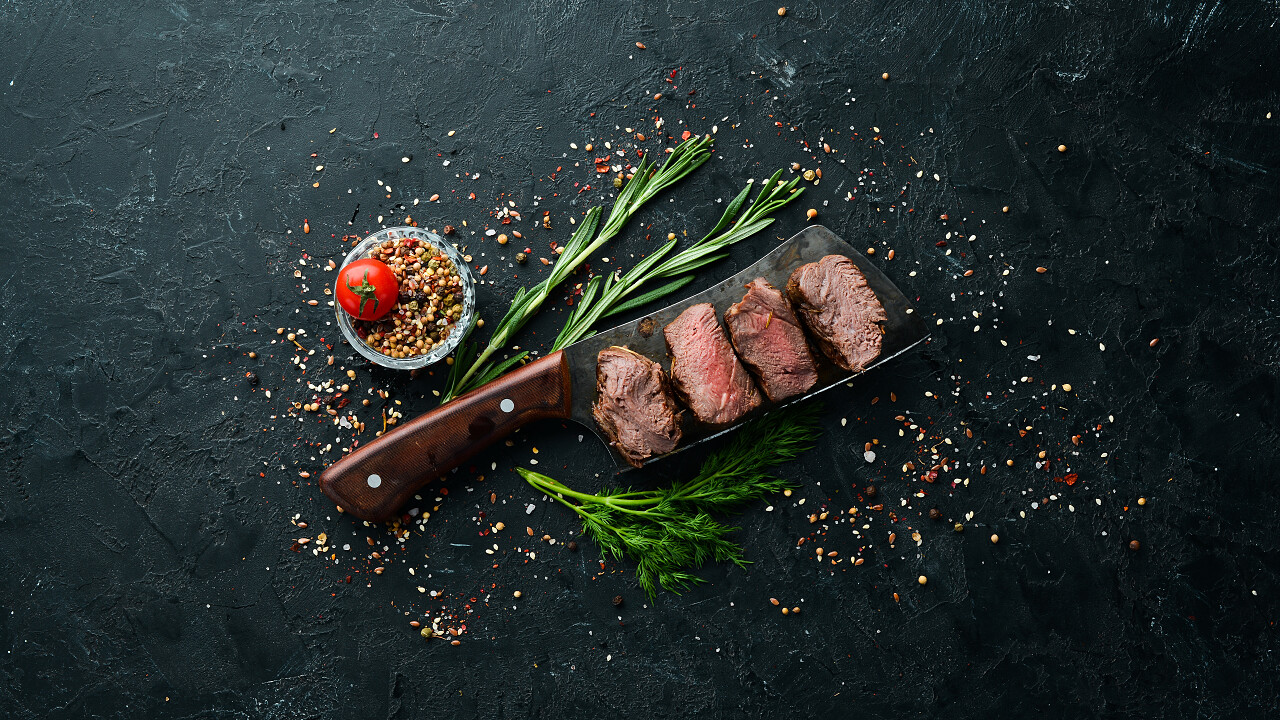 牛肉牛排在刀上西餐牛排西餐背景