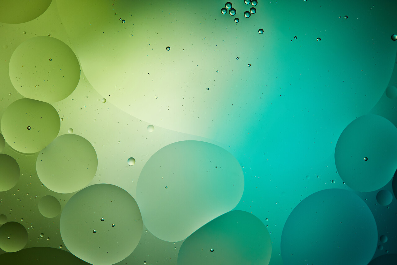 混合水和油的美丽的绿色抽象背景