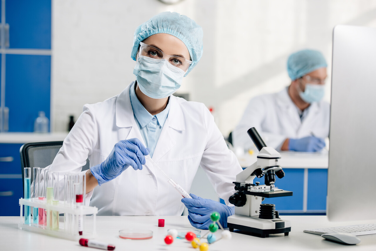 基因顾问在实验室做DNA检测的选择性焦点