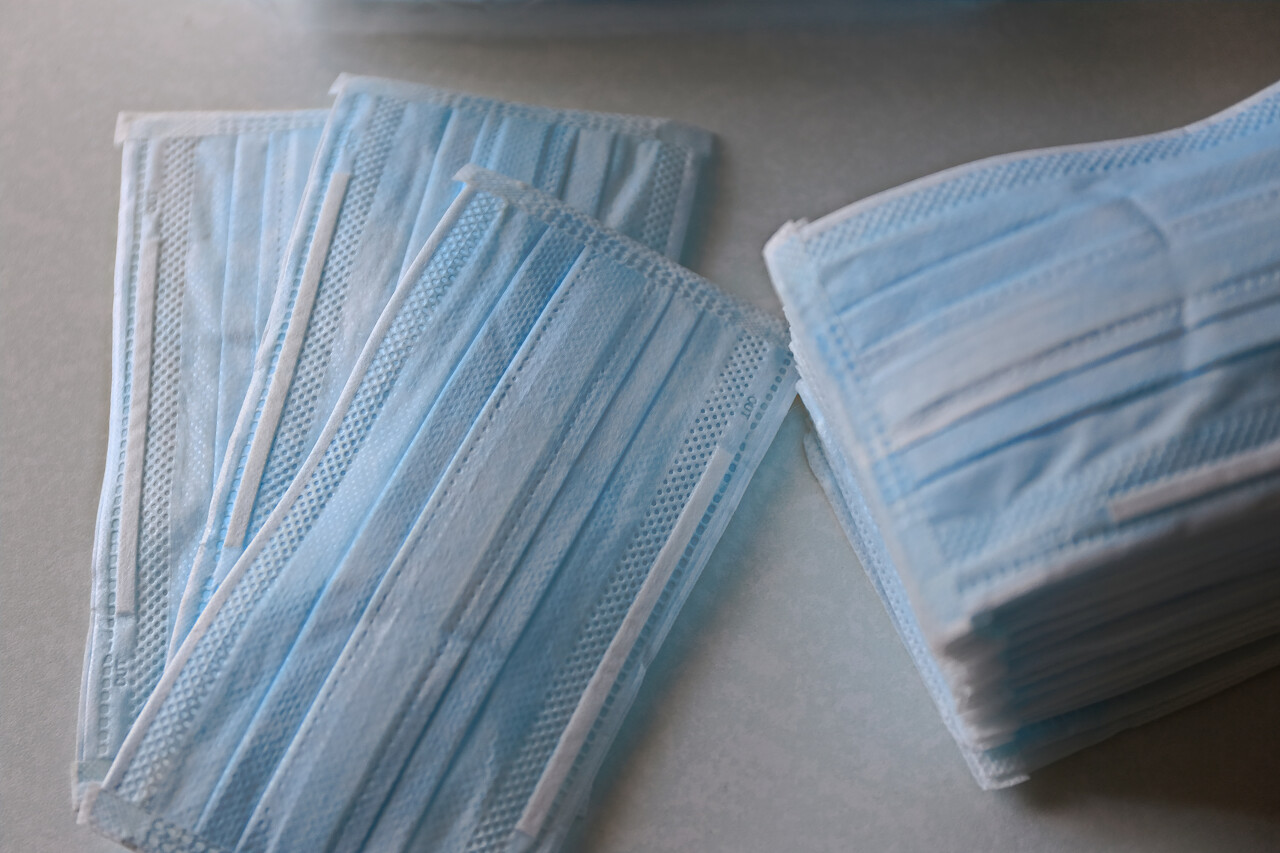 外科保护膜医用呼吸绷带在白色背景下面临口罩短缺的问题