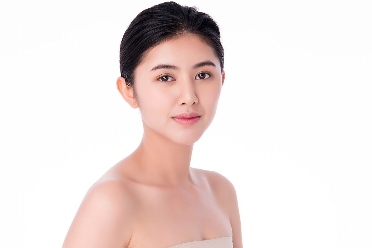 年轻美丽的亚洲女人皮肤清澈清新面部护理