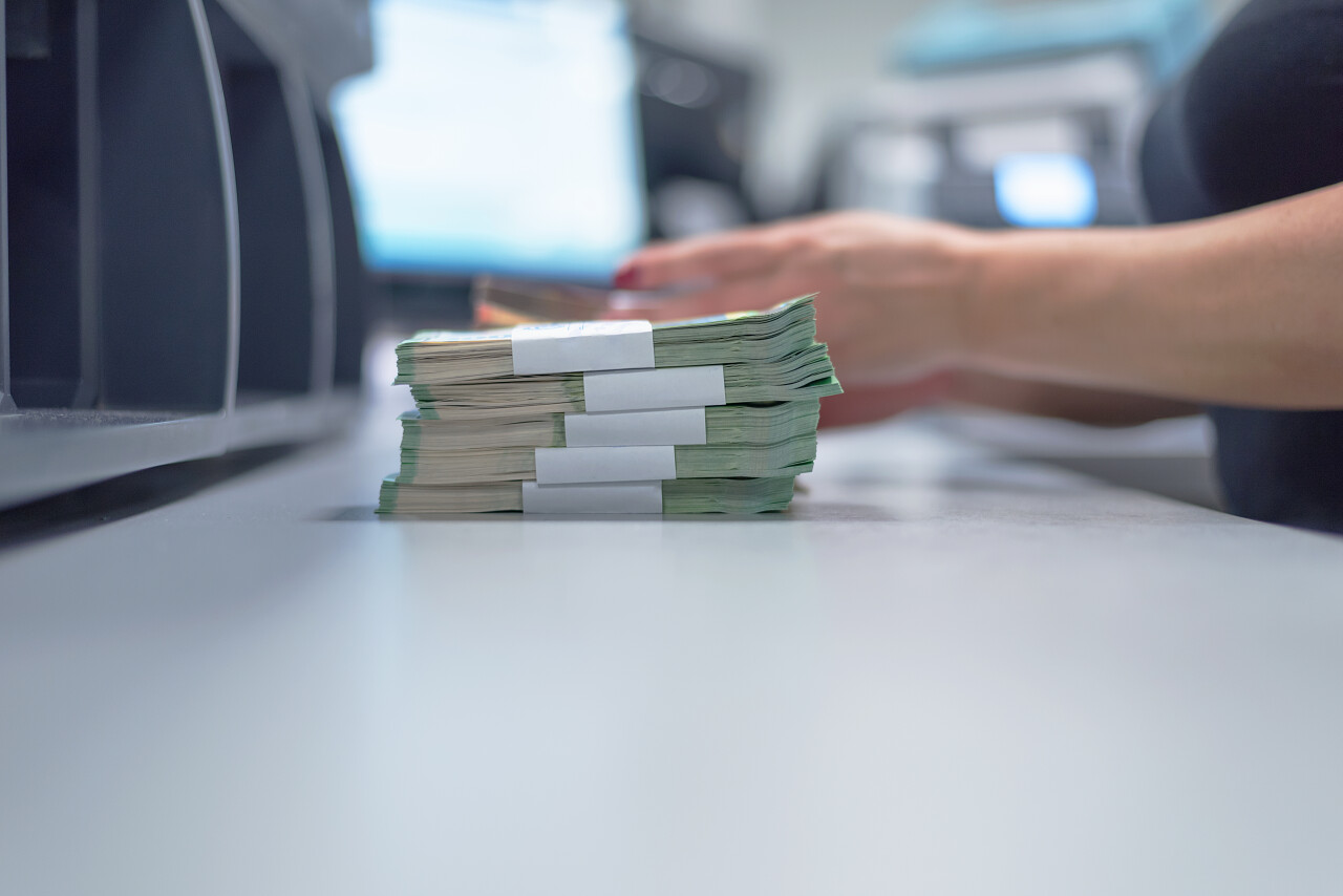 在现金服务中心组织大量钞票的财务人员.