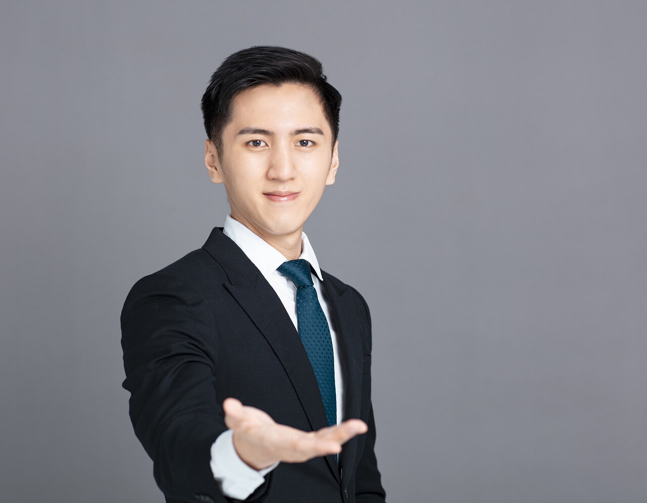 年轻的商人手握双手举止端庄男士头发