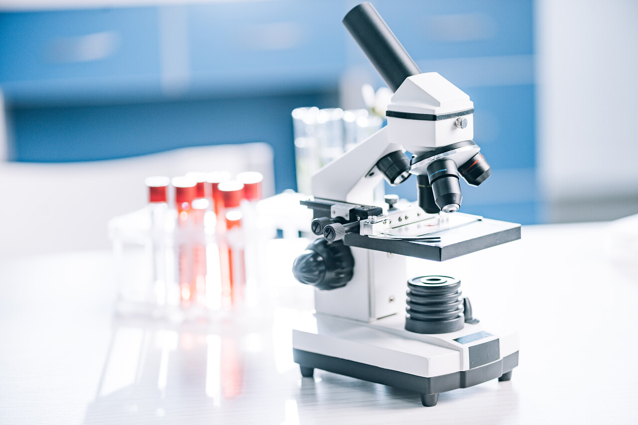 试管附近现代显微镜与试样的选择性聚焦