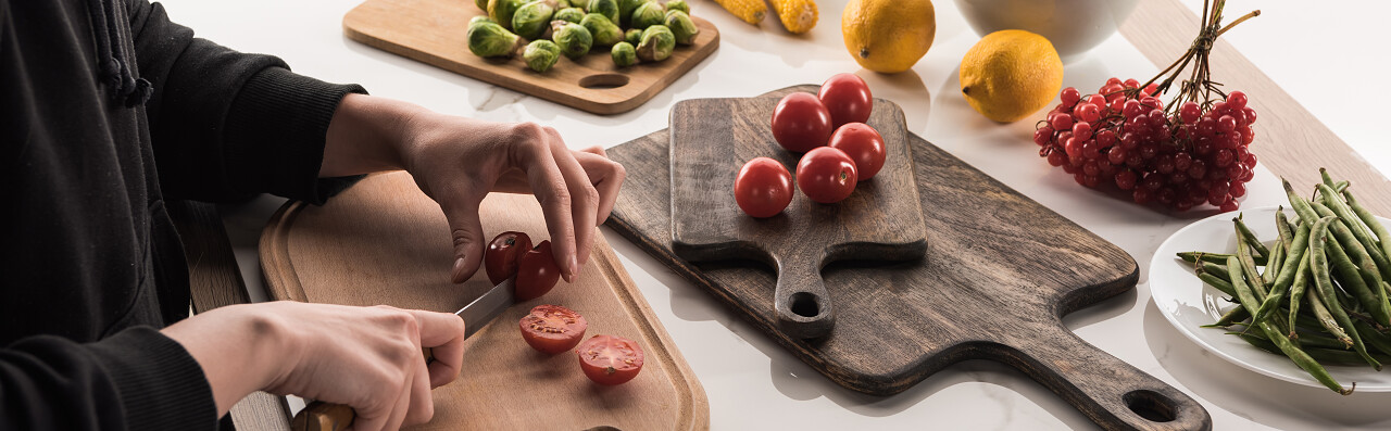 商业摄影师为摄影制作食物的剪影