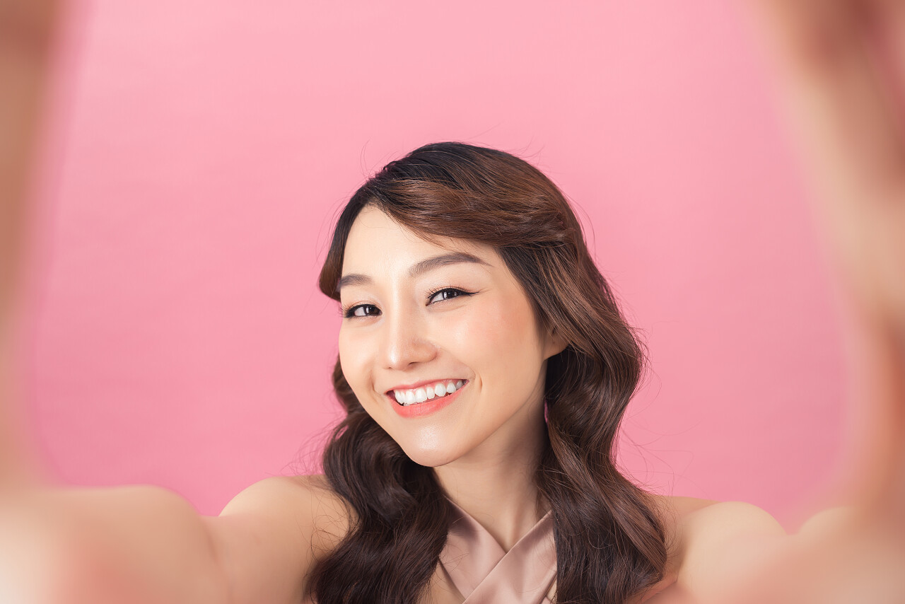 工作室肖像美丽的女人微笑与白色牙齿和自拍美女三七女生节37女生节三八妇女节38妇女节