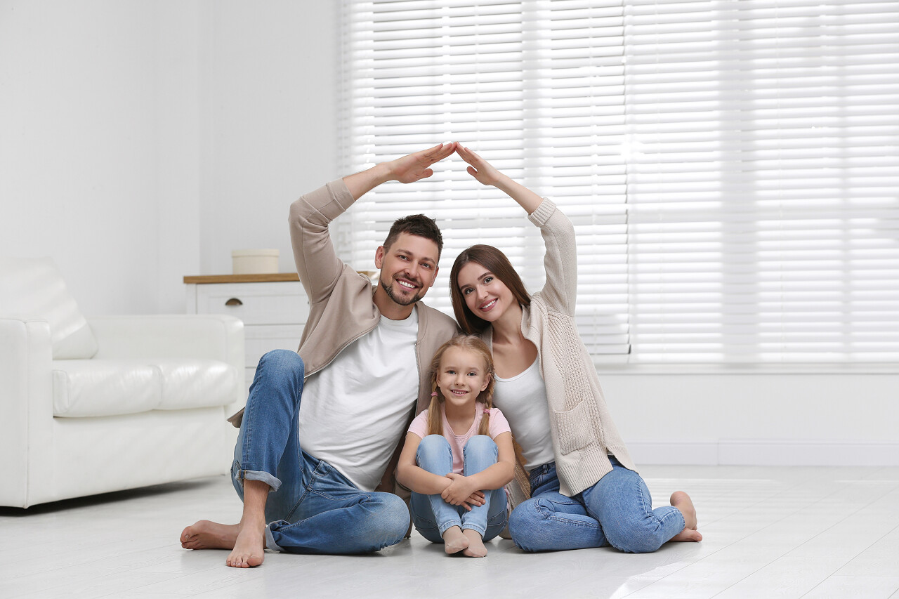 幸福的家庭手牵手在家里形成了房顶幸福一家三口幸福一家人幸福家庭幸福的人