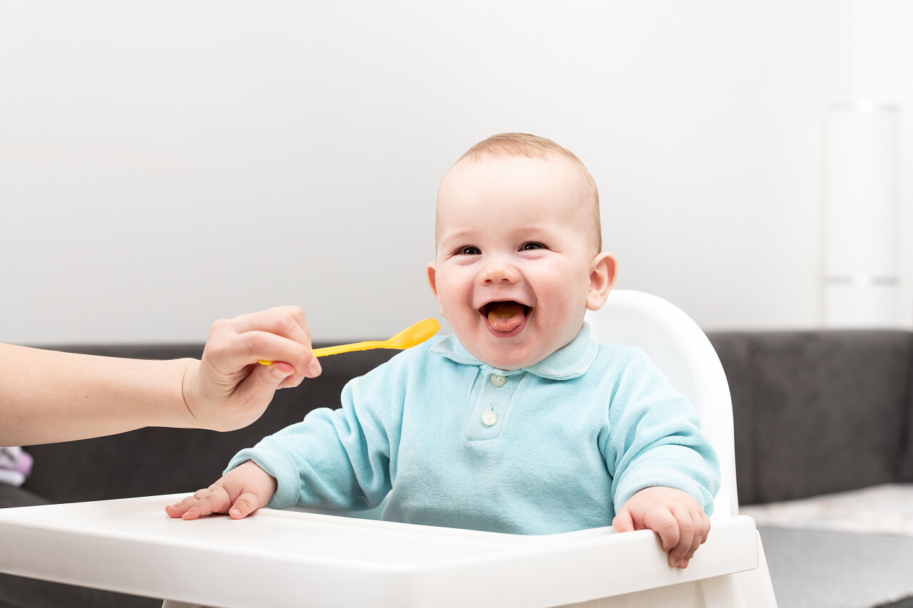 可爱的婴儿宝宝吃饭
