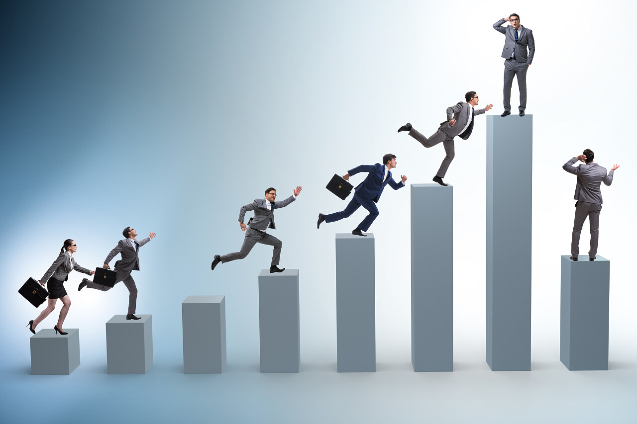 男人跌落谷底经济危机概念