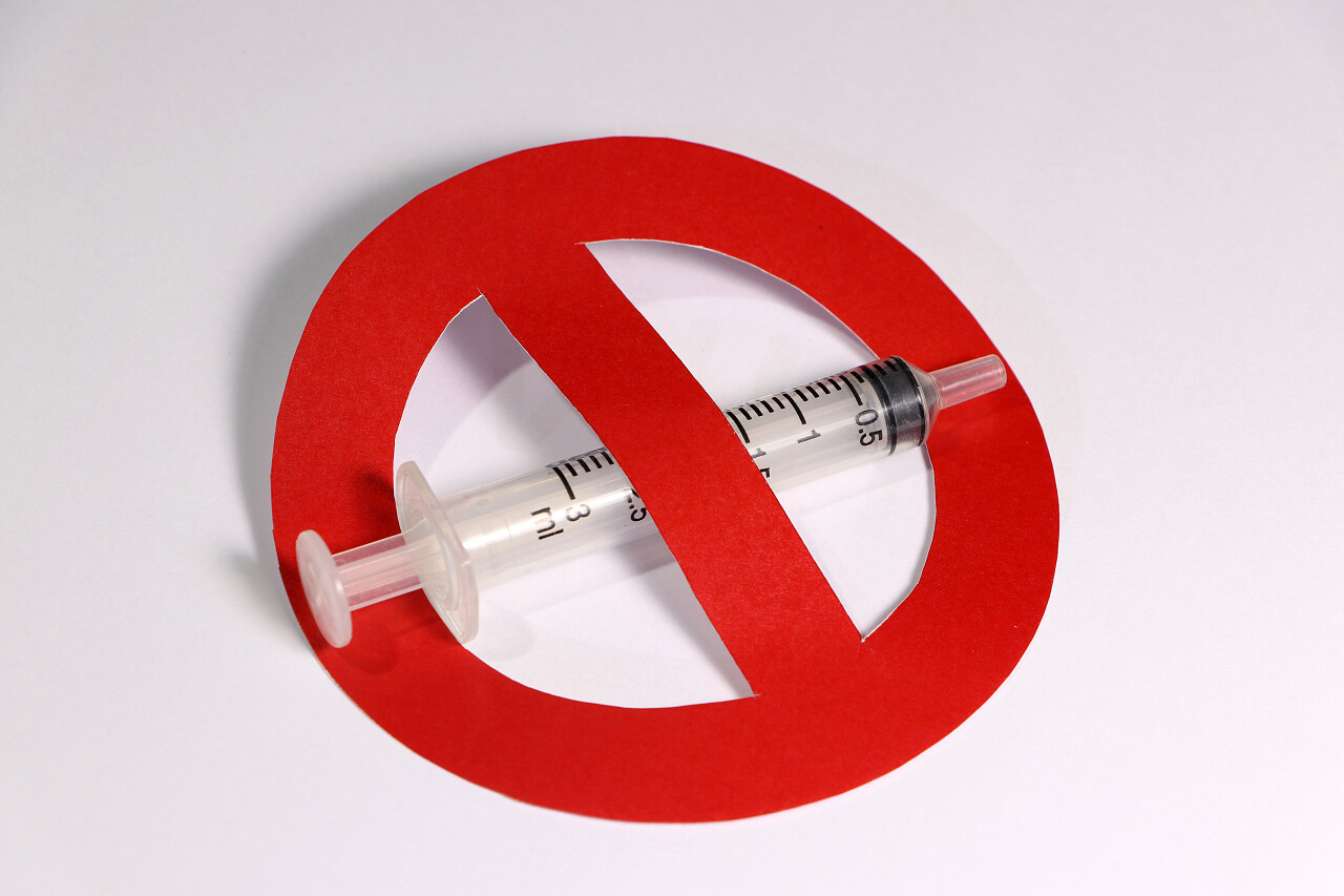 针筒白色底色上禁止红色符号的注射器.