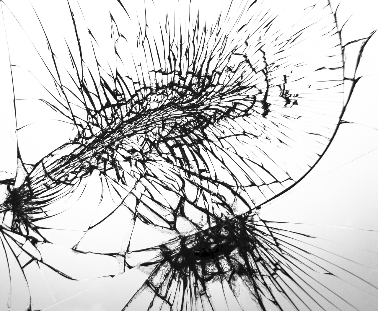 碎玻璃白色背景上的裂缝摄影图