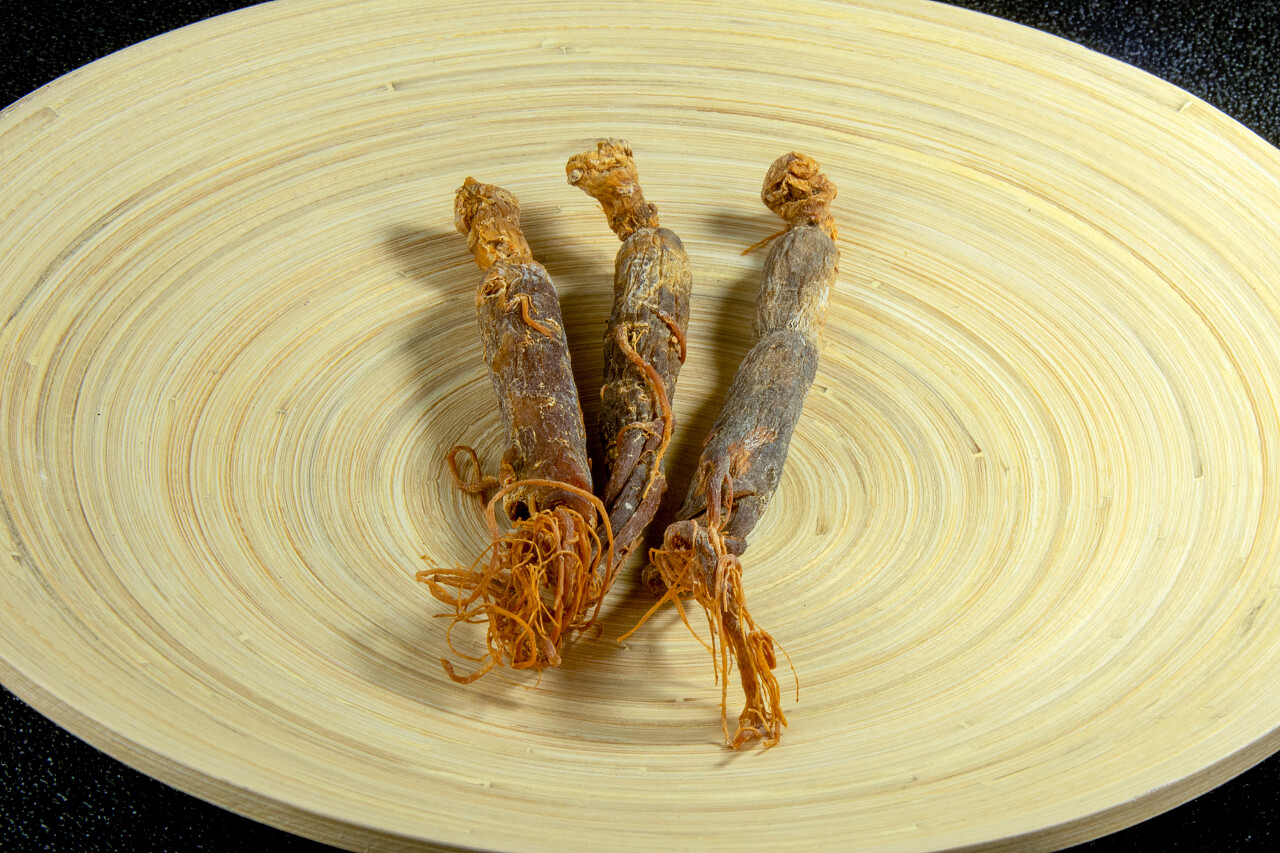 人参根在一个黄色的木板上