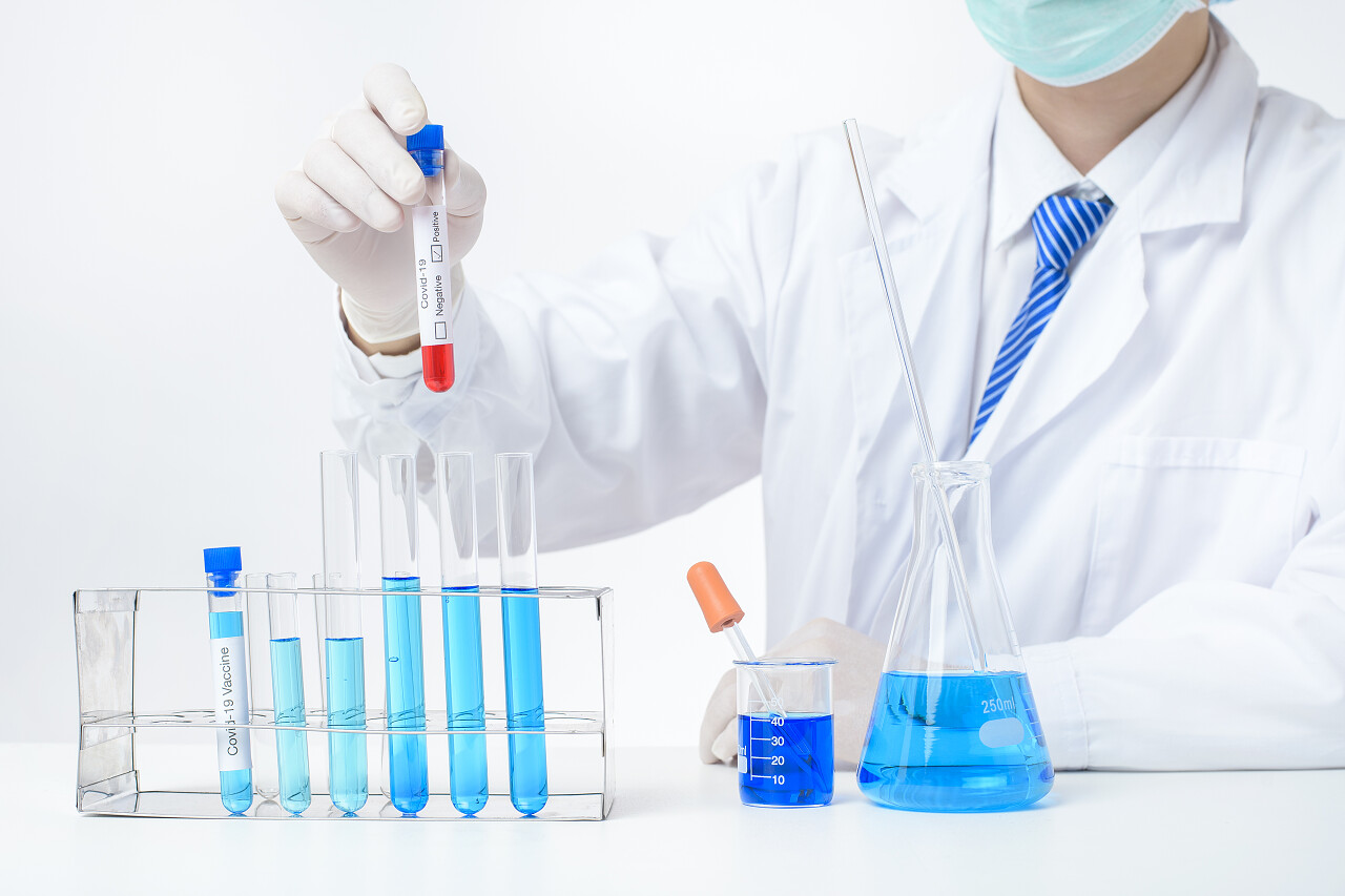 实验室助手手正举行血液检测感染病毒