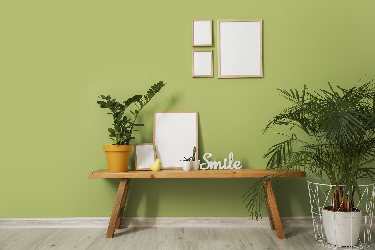 带有空白画框的房间的内部