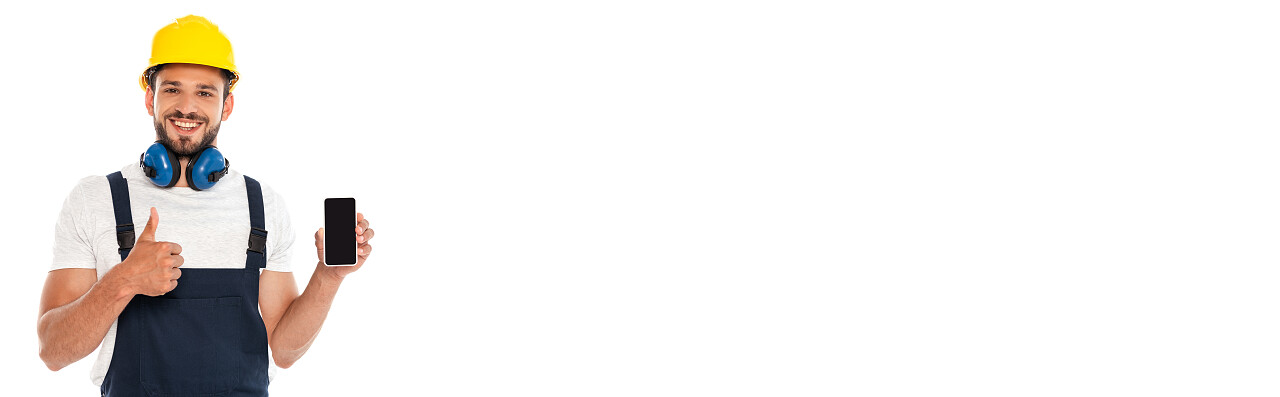 工人面带微笑的全景定位同时伸出大拇指手持被白色背景的智能手机