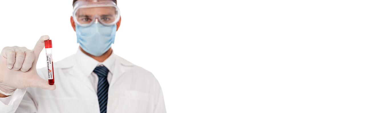 戴防护面罩和护目镜的医生的水平图像