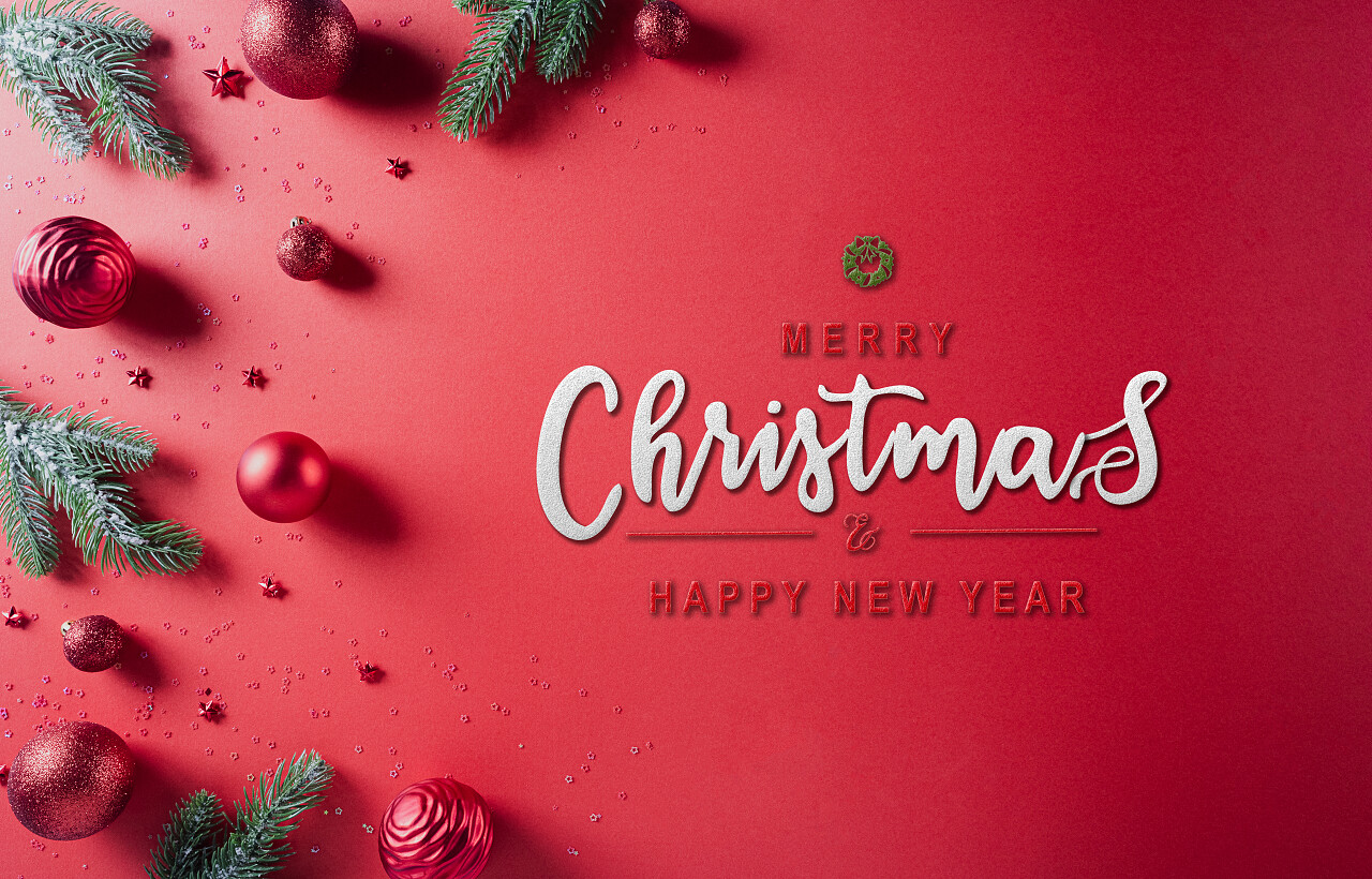 圣诞节红球和红背景的星星