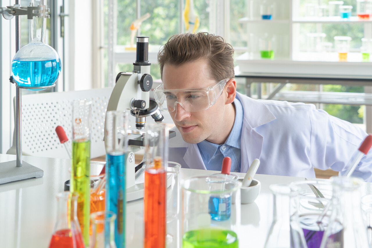 西方科学家在实验室研究疫苗