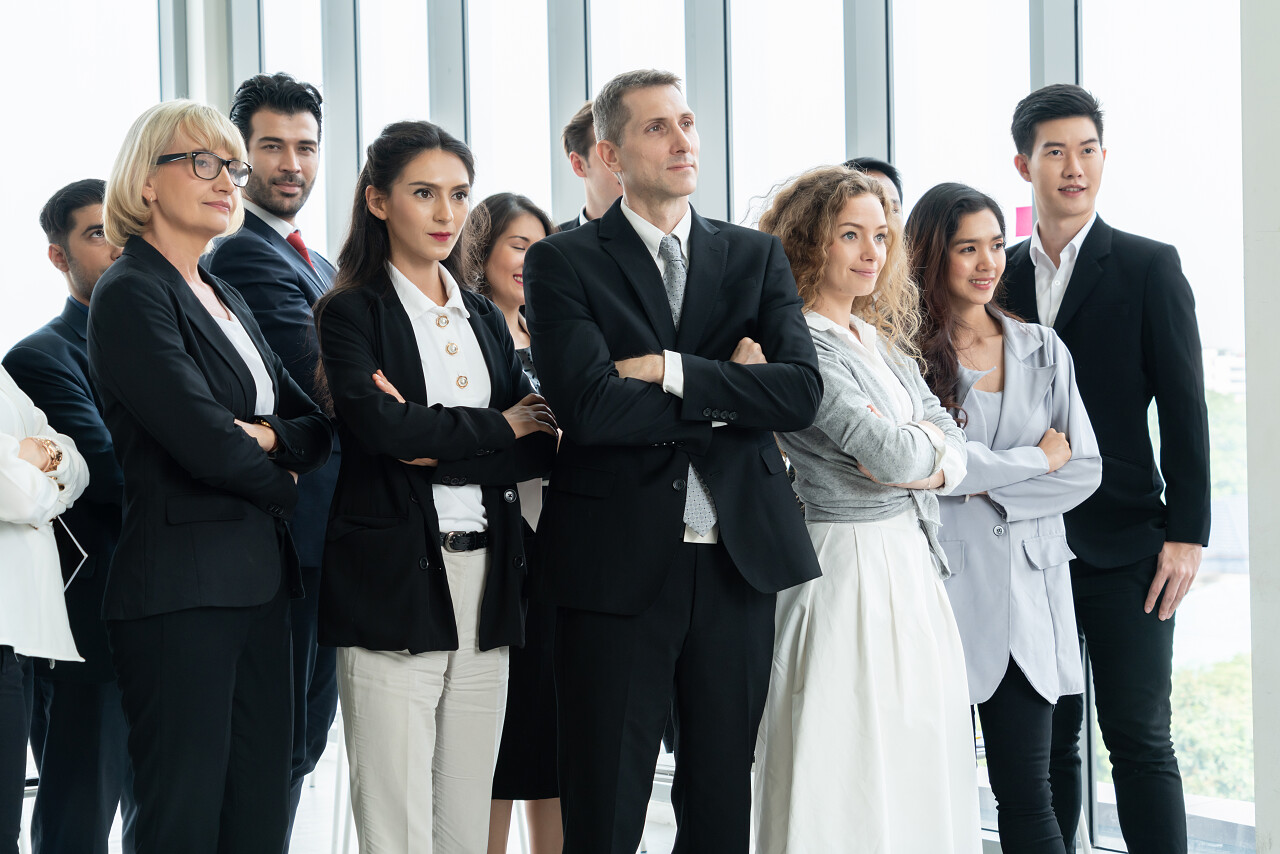 成功的商人站在一起,表现出强大的劳资关系企业专业商务精英团队商务男女
