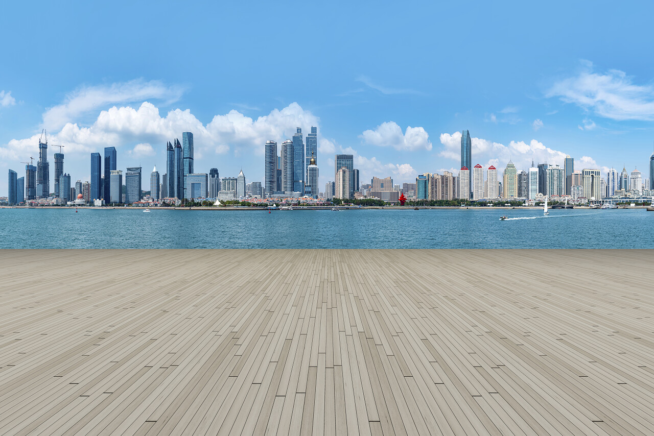清澈的大理石地板和城市建筑的天际线青岛旅游