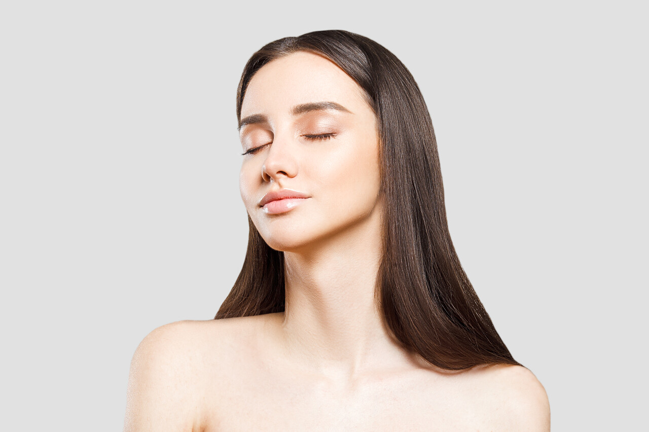 特写美丽的肖像迷人的年轻女人干净而完美的皮肤