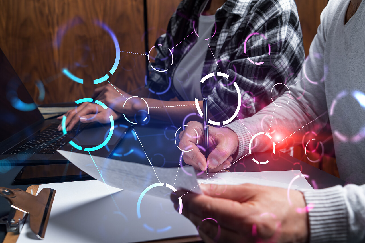 男人和女人在高科技项目上一起工作