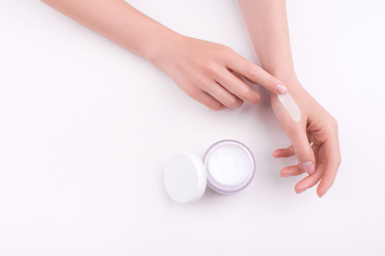 保湿护理护肤霜在一个开放的罐子里有明显的纹理.皮肤和手部护理