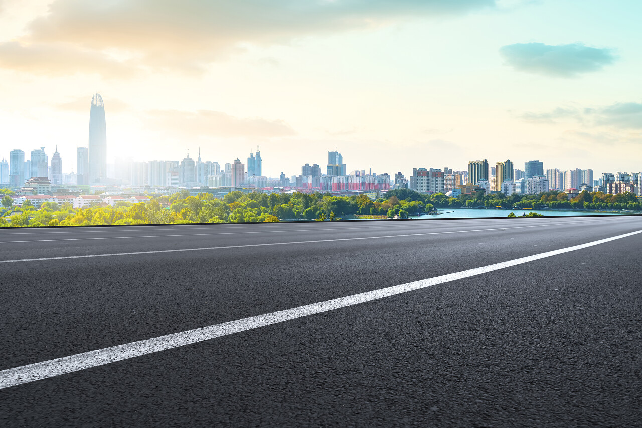 道路地面及城市天际线建筑